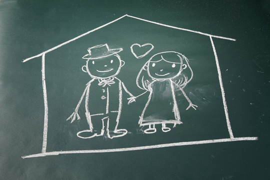 画在黑板上的夫妻在爱护的房子里