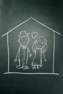 画在黑板上的夫妻在爱护的房子里