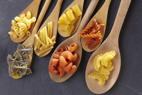各种类型和形状的意大利面食。干面食背景