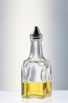 白底瓶装橄榄油