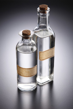 两瓶透明液体