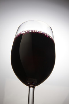 盛红酒的玻璃杯。