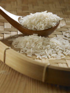 竹托盘盛满米饭的勺子