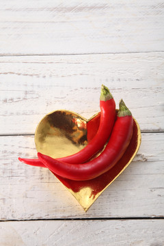 金色心形容器上的红辣椒