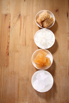 白碗糖型，白木桌背景