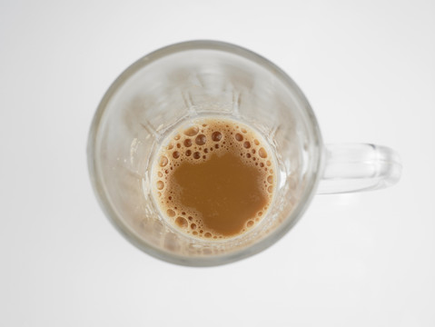马来西亚早期空杯加牛奶或茶的俯视图