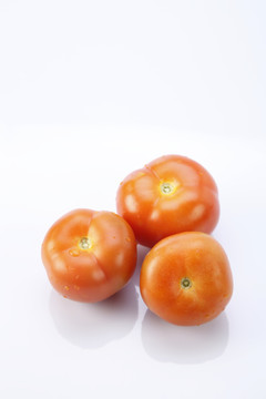 白色背景上西红柿的俯视图
