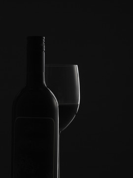 优雅的酒瓶和酒杯，黑色背景