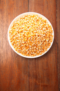 白色盘子里有黄色的玉米粒
