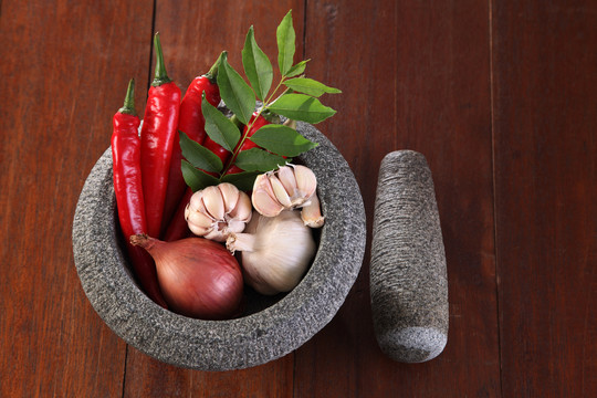 大蒜、洋葱、咖喱叶和辣椒，配以沙浆作为泰国辣味配料