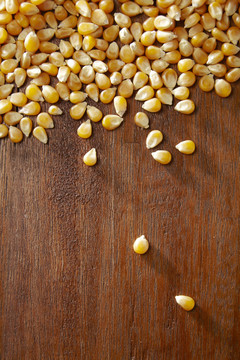 木桌上的玉米