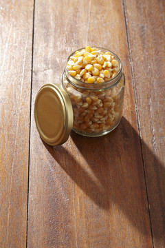 玻璃容器中的玉米