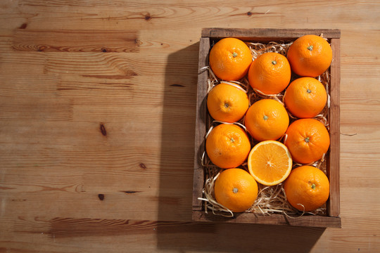 在木箱里放橘子