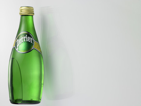 马来西亚吉隆坡-2015年6月19日，白色背景的Perrier天然矿泉水。