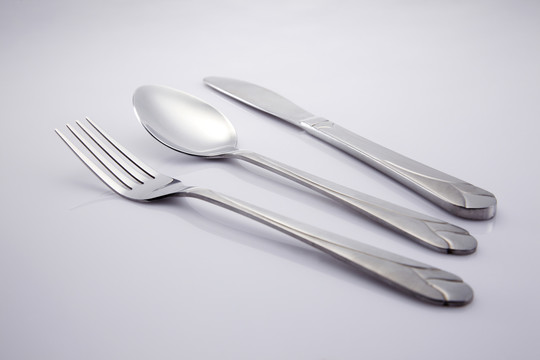 由叉子、勺子和刀组成的餐具组。