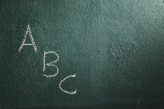 黑板上的字母abc