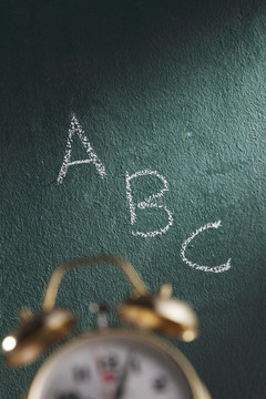 在篮板上写a b c
