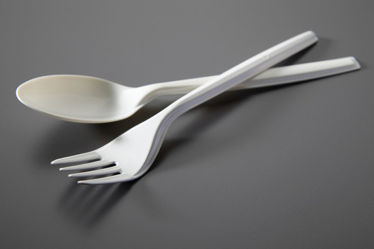 塑料叉子和勺子的特写镜头