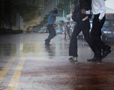 办公室的人在雨中匆匆忙忙