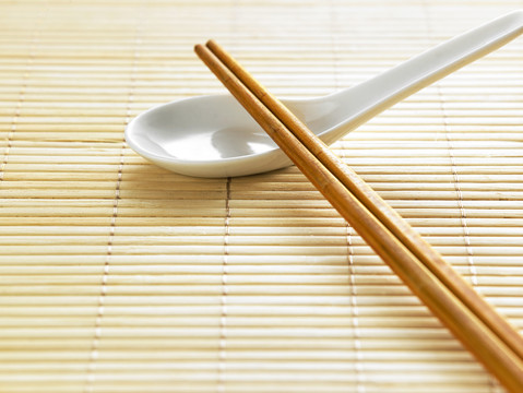 筷子搁在竹席上的勺子上