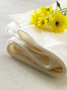 灰毛巾上的黄花