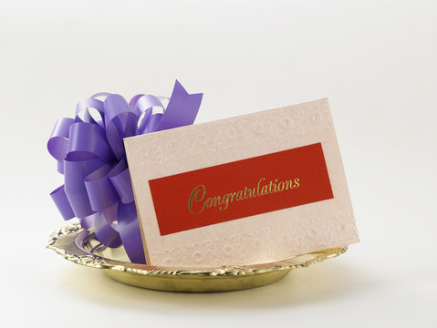 紫色丝带蝴蝶结和祝贺卡