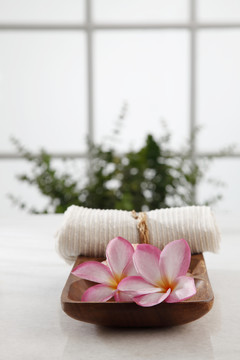 spa概念花和浴室手巾