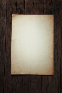 旧纸贴在木头背景上