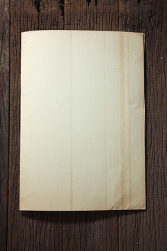 旧纸贴在木头背景上