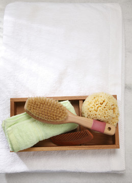 浴室产品顶视图，海绵，刷子，梳子和毛巾