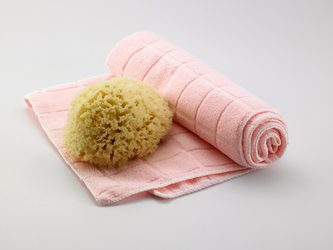 粉色毛巾上的天然海绵