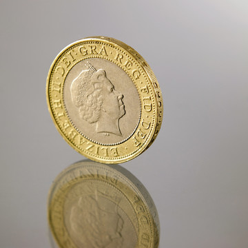 白色背景上的两英镑硬币