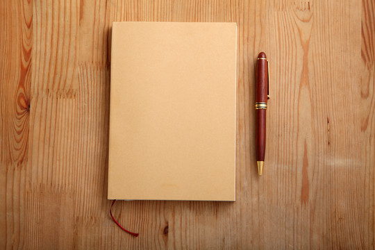 一本空白的书，旁边有钢笔