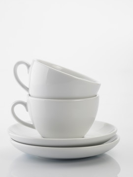 白色背景上的两个白色咖啡杯