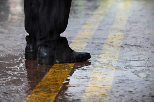 雨天男人站在路中间