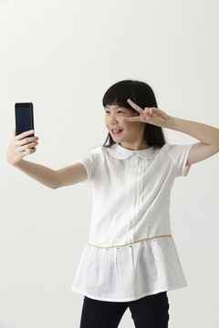 中國(guó)女孩智能手機(jī)自畫(huà)像