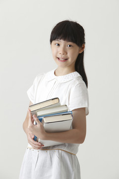 中国女孩拿着书看着相机