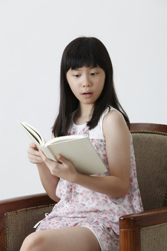 中国女孩在读有趣的故事
