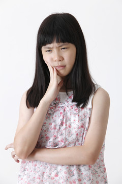 表情悲伤的中国女孩