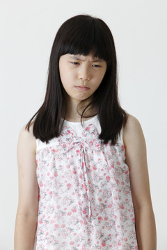 表情悲伤的中国女孩