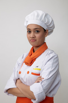 一位身着厨师制服、自信满满的印度妇女的肖像