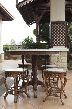 露台前的桌子和凳子