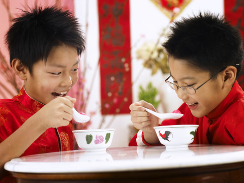 男孩吃饭团，庆祝中国新年