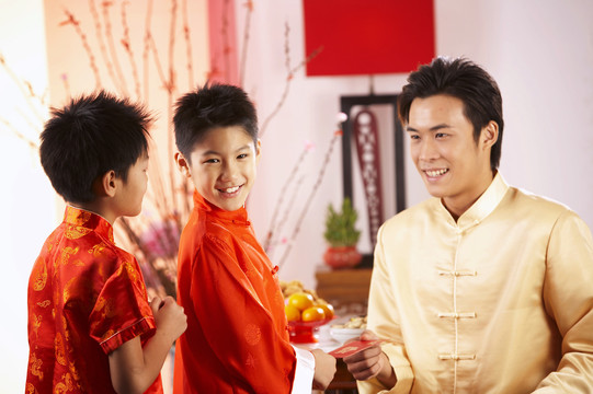 男孩们在中国新年向他们的父亲问好