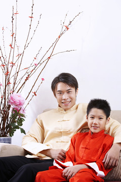 男人和男孩坐在客厅里装饰着中国新年