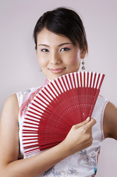 中国年轻女子手持扇子的传统服饰