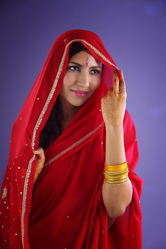 穿着红色纱丽的印度妇女肖像