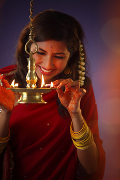 印度教奉献者在庆祝印度教天神节时点燃灯