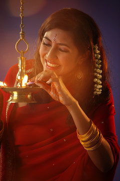 印度教奉献者点燃瓦灯庆祝印度教的提瓦利节，排灯节，被称为“灯节，