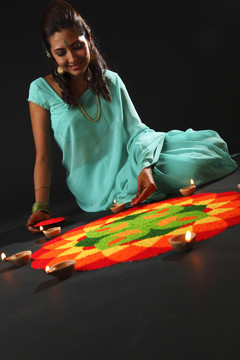 一位年轻女子用油灯装饰兰戈里的高视角照片